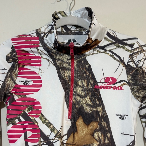 Mossy Oak Quarter zip pullover in white with hot pink accents  and camouflage - Picture 6 of 8